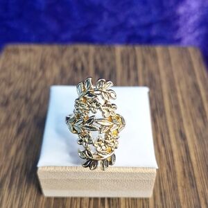 Elegant Gold Floral Ring. Size 6